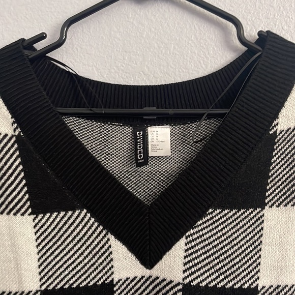 H&M sleeveless sweater in the checkered print. - Picture 6 of 6